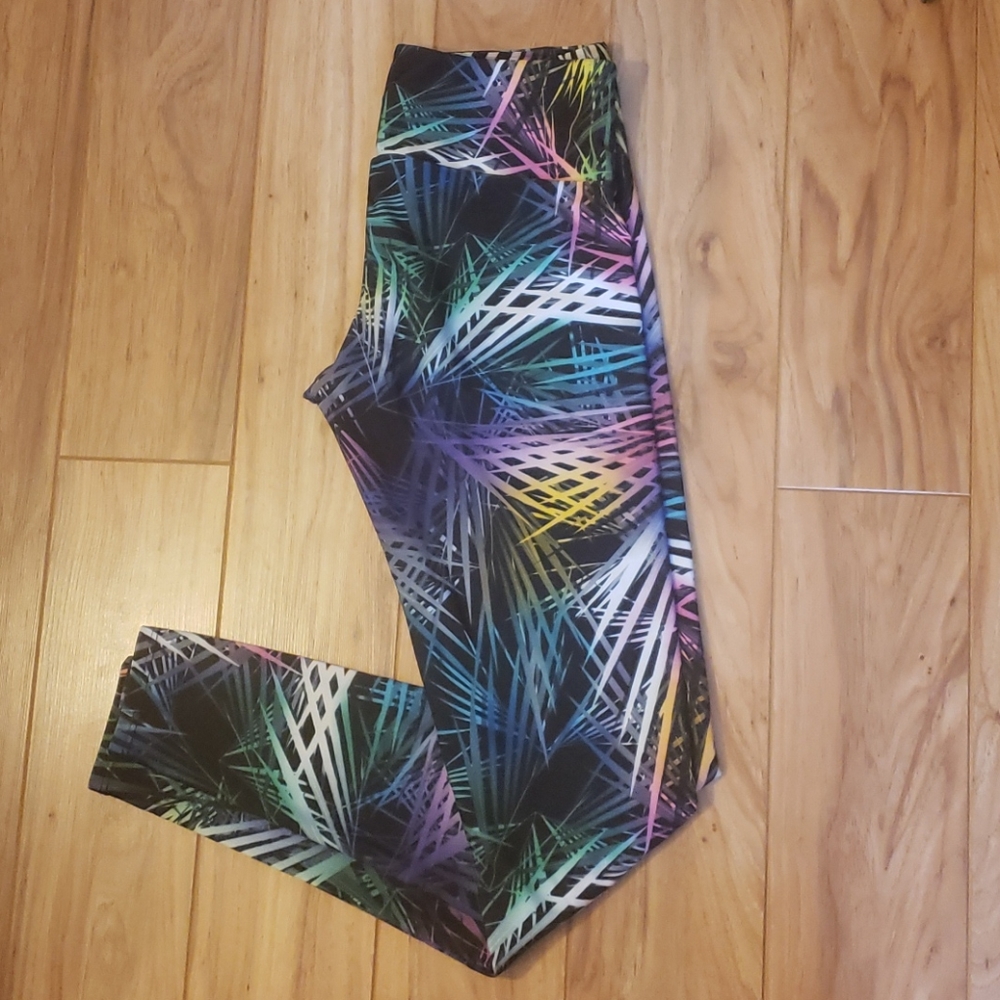 Abstract striped leggings